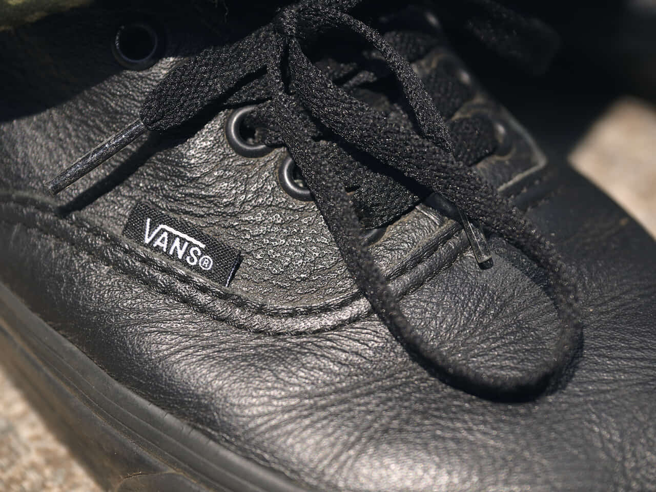 黒レザーの「ヴァンズ オーセンティック」は履きこむほどに色気が増す