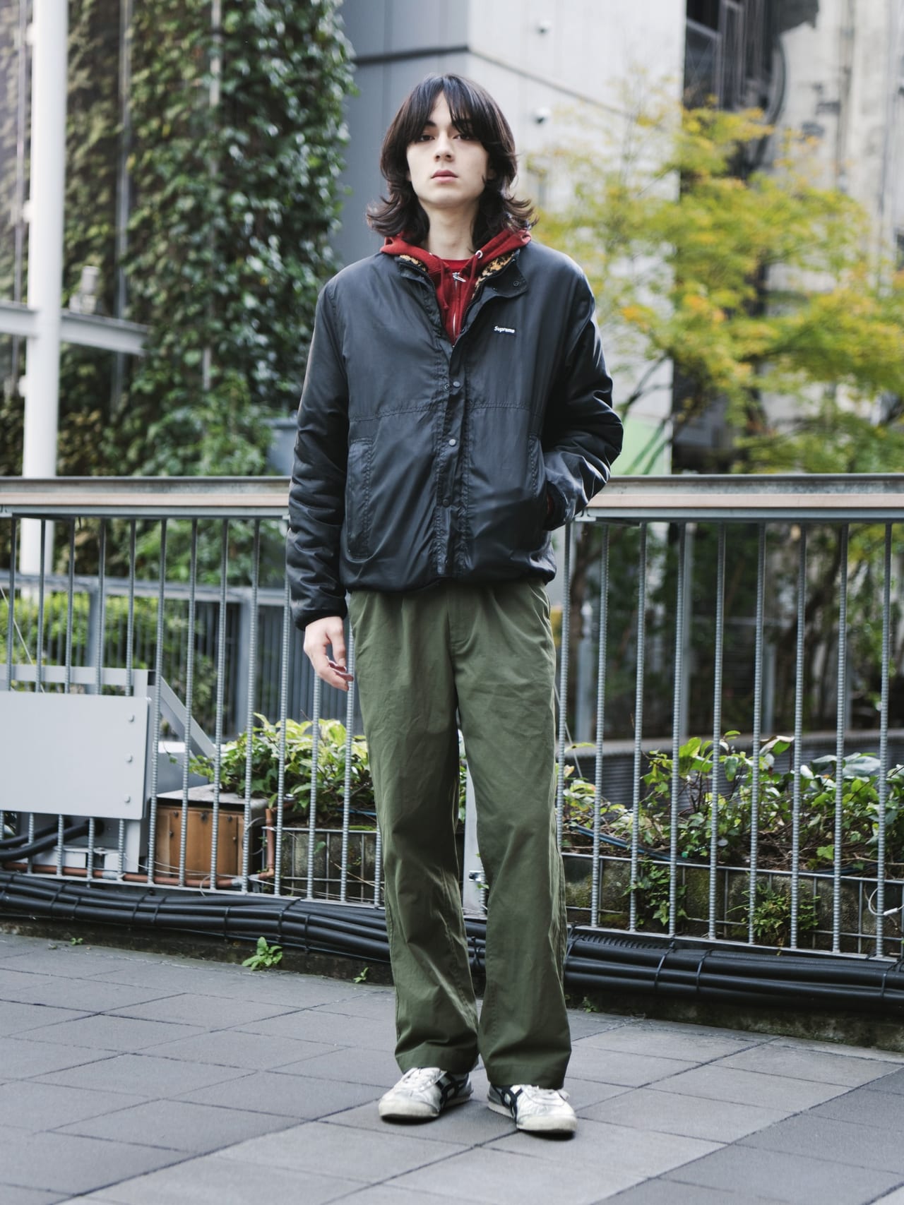 シュプリーム」の愛用リバーシブルジャケットと「オニツカタイガー」の