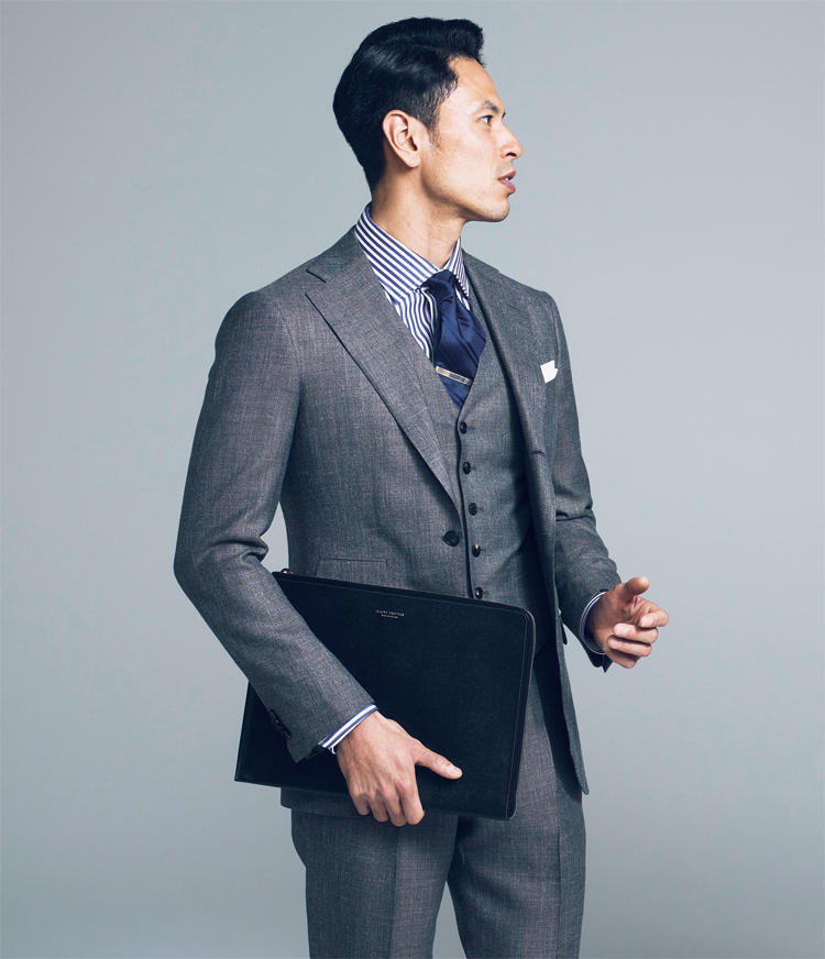 3ピーススーツのベスト、「誰でもお洒落に着られる」のはこんなカタチ