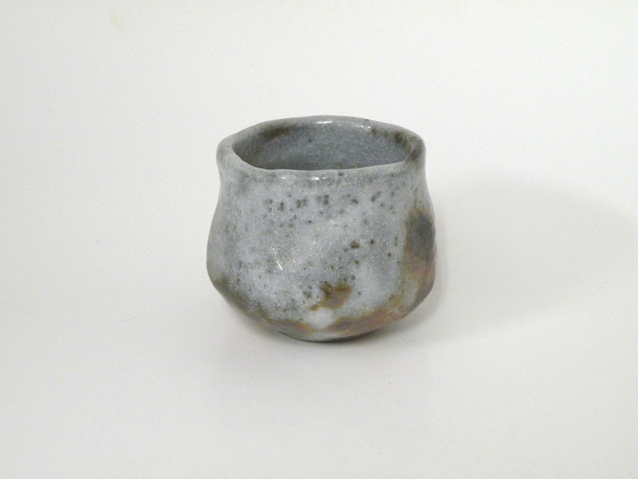 美濃焼伝統工芸品協同組合 | 鼠志野ぐい呑 木箱