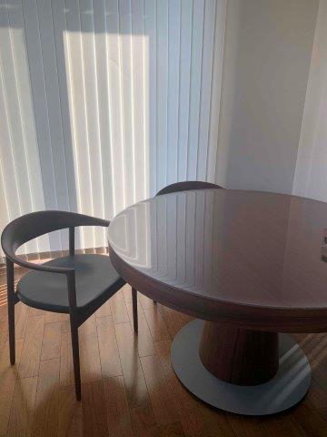 ボーコンセプトのグラナダ円形130cmにマットを敷いた家庭 | 透明