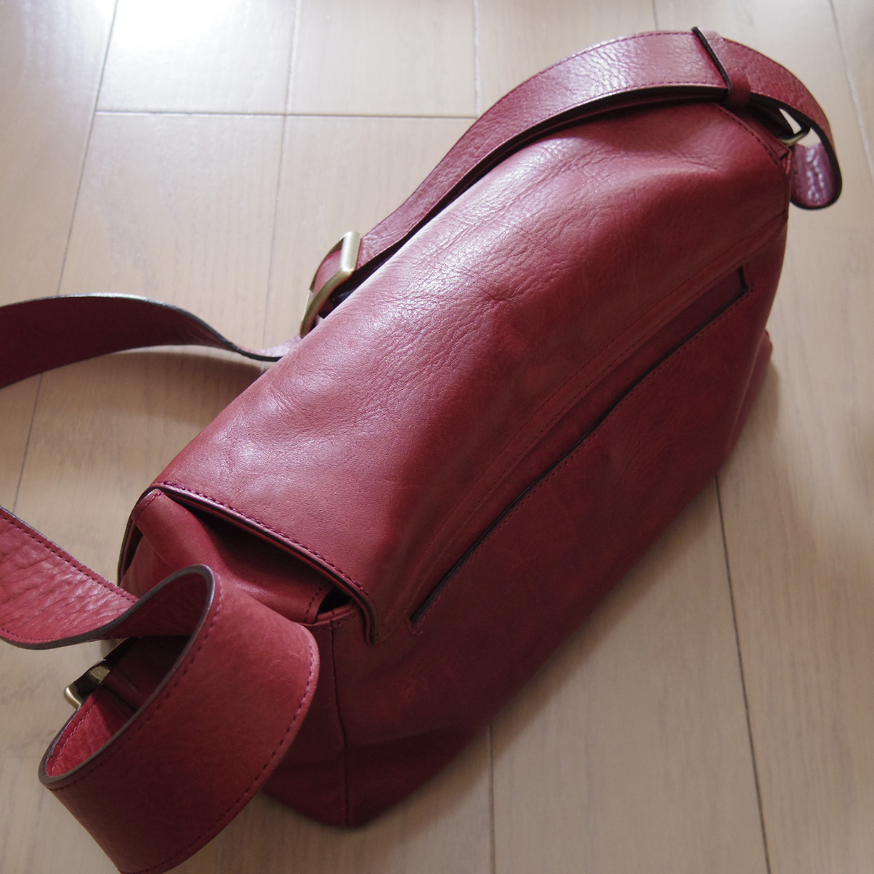 土屋鞄「ガジェットツールBOXショルダー」購入後1年経過。経年変化具合