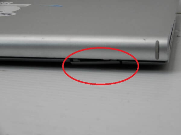 DELL Inspiron 15 3511 カバー破損 裏⾯ヒンジ回転部のカバーが外れた