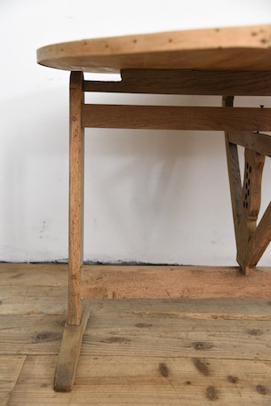 上品な風合いのラウンドワインテーブル