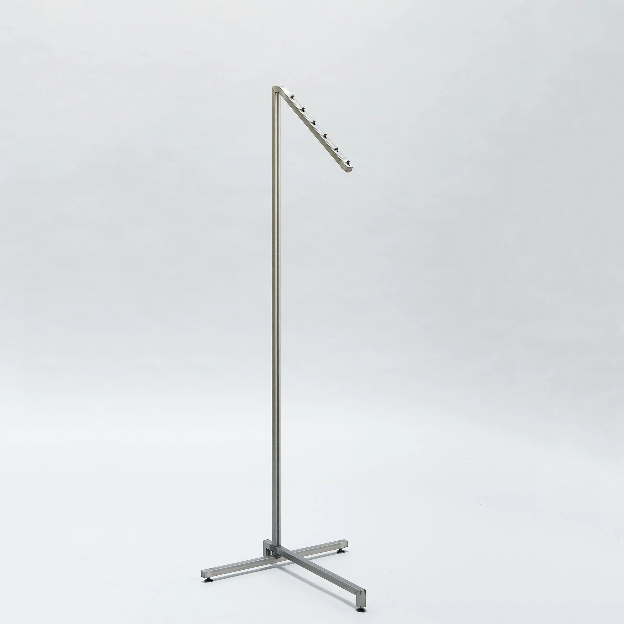 シンプルな傾斜ハンガーラック | 店舗什器の七彩 – NANASAI ONLINE STORE