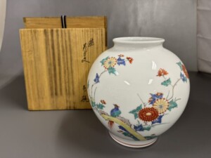十三代酒井田柿右衛門 錦花鳥文花瓶 訪問買取でお譲り頂きました ｜日興堂