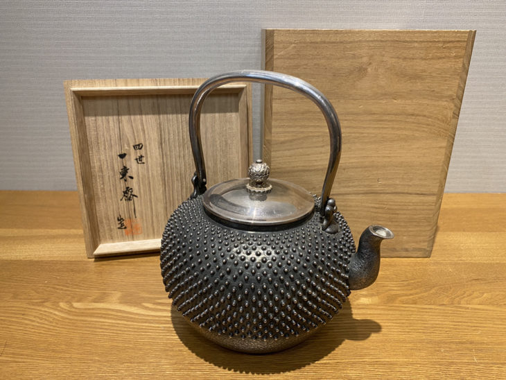 四世一東斎造 望月形純銀霰湯沸 ｜日興堂