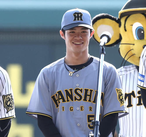 阪神】サプライズで新ユニ発表 03年型の黒配色「クラシカルなユニで