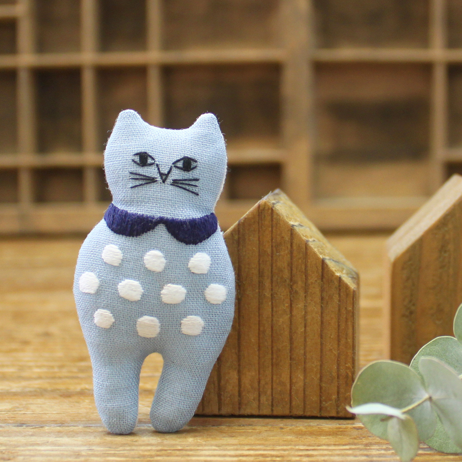 刺繍受注会】PHC-103-2 刺しゅうキット nekogao 刺繍ブローチ -水玉