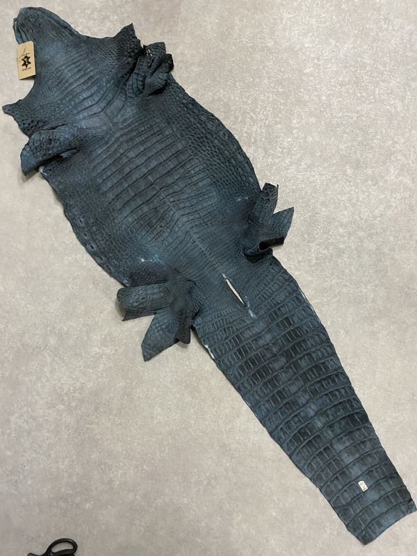 m*n様 クロコダイル（シャムワニ）ハギレ 美品 濃グレー Lサイズ 現品