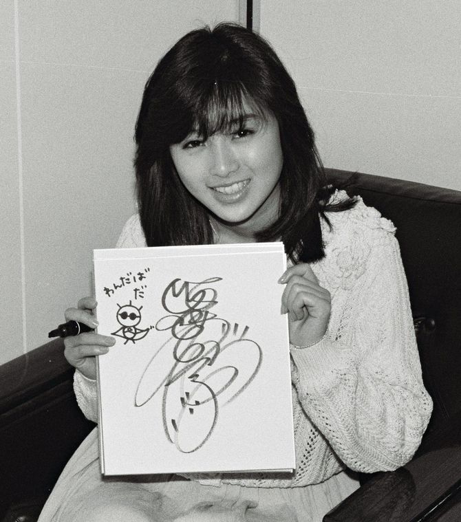 サインをする酒井法子さん＝1989年4月17日 - のりピー語は「TPOに応じ