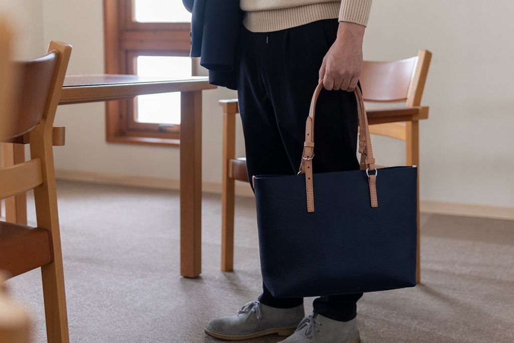 春バッグは春色レザーが主役｜一枚革で仕立てたトートバッグ