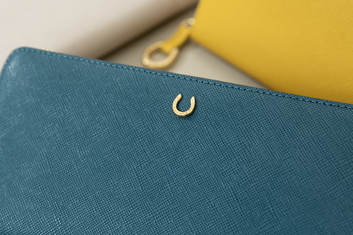 きらめく蹄鉄で大人かわいい革財布｜ピルエット ラウンド長財布