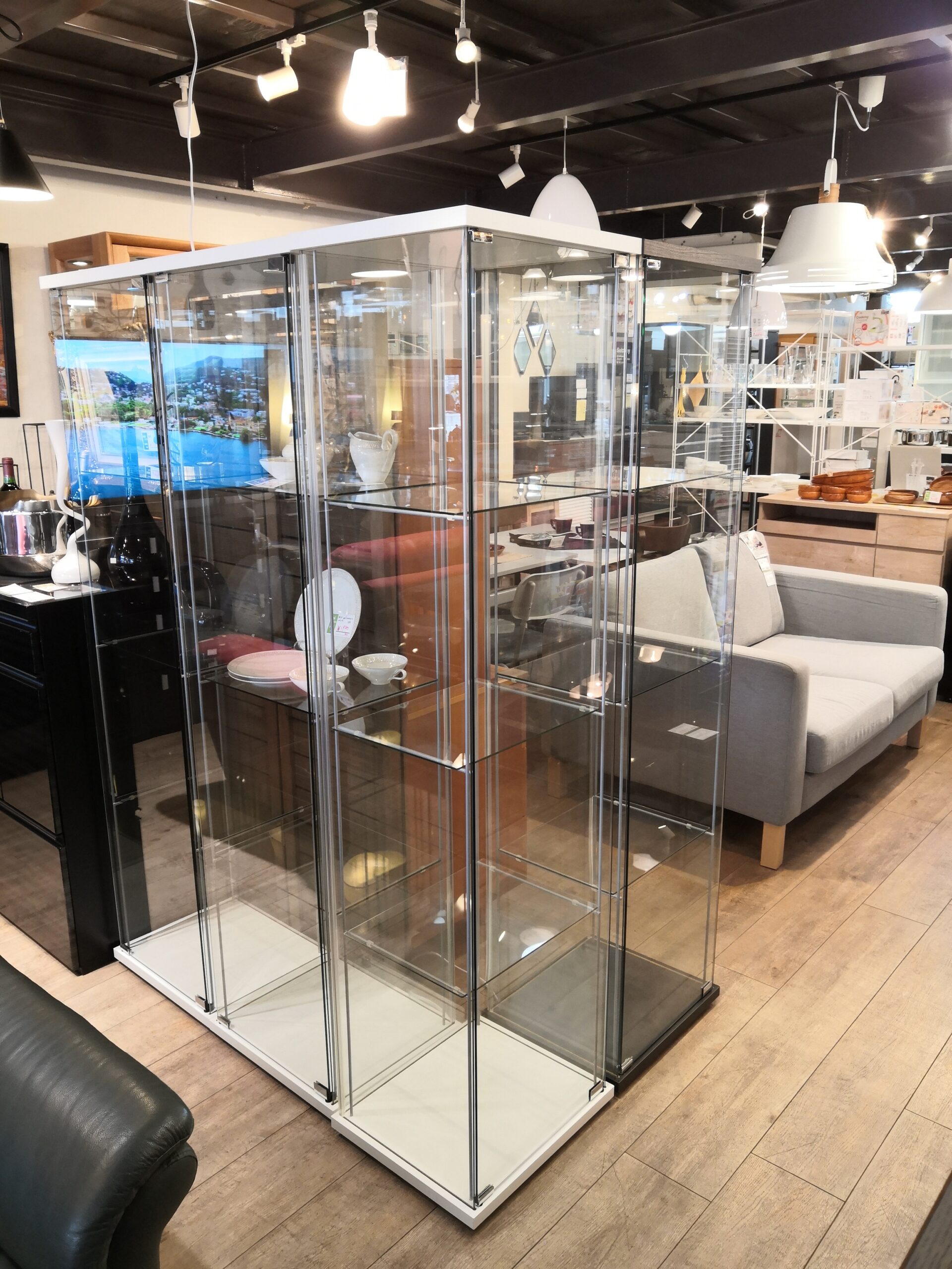 中古品 】IKEA 全面ガラス 4段 デトルフ DETOLF ホワイト ダーク