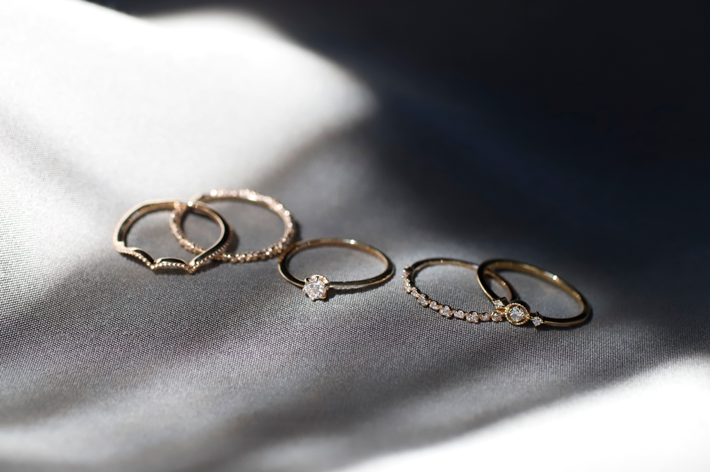 手元のしぐさをグッと女性らしく！大人の可憐さを宿したシエナロゼの