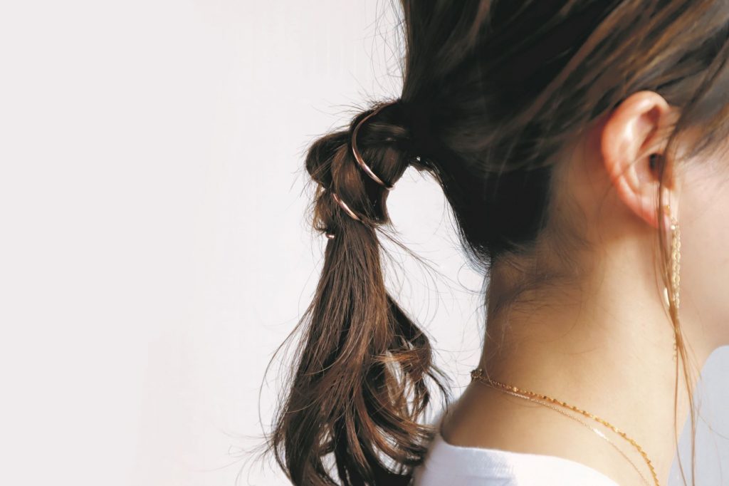 今のシンプルヘアの気分に新感覚アイテム「ラップフック」 | 株式会社