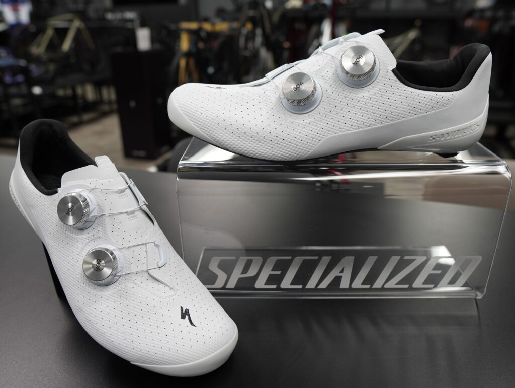 ロードシューズ「S-WORKS TORCH」にホワイトのワイドサイズが追加登場