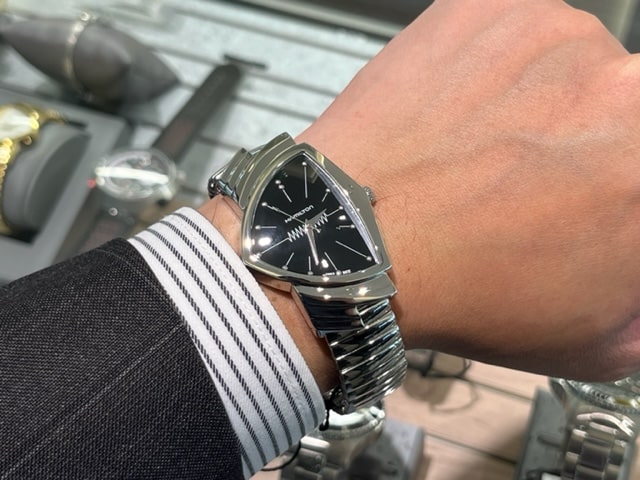 ハミルトンの顔「VENTURA QUARTZ（フレックスベルトモデル）」 - 精光