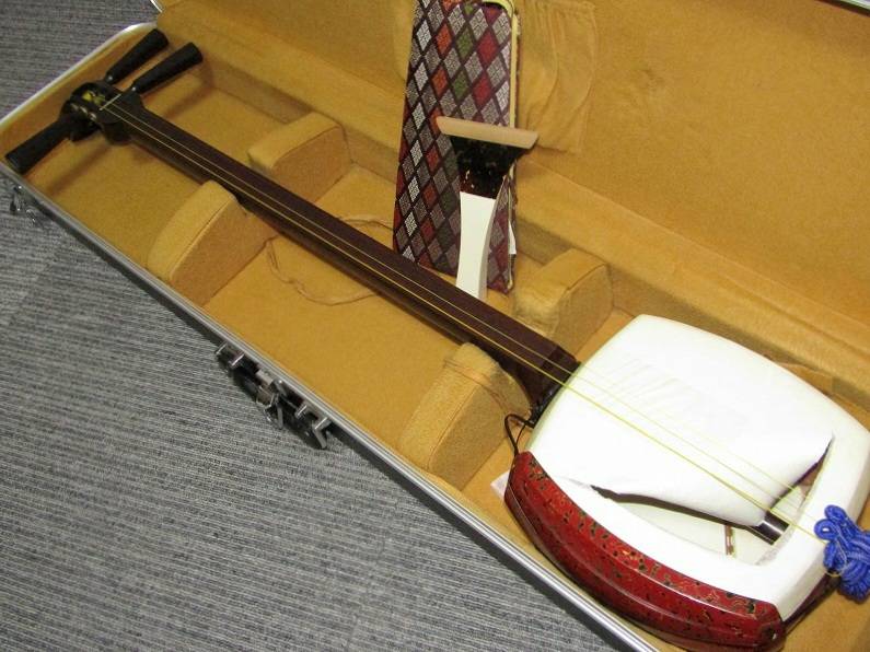 津軽三味線（太棹、子持ち綾杉胴、銀細、重量約1084g、撥・ケース付き