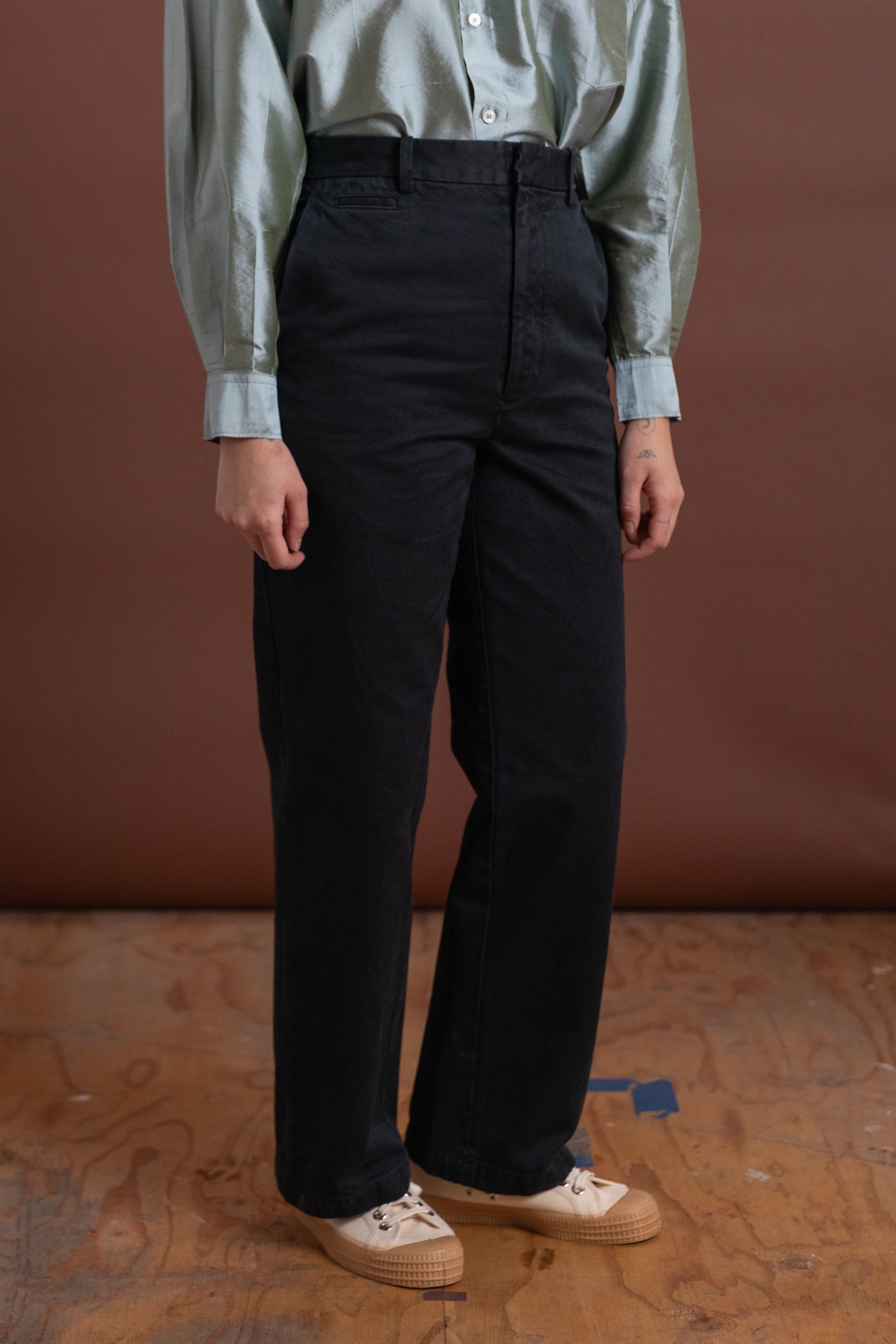 PRODUCT DYED FINX CHINO NARROW PANTS IN BLACK