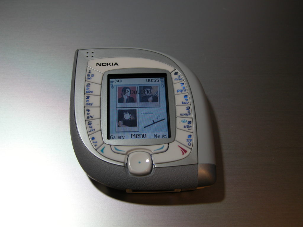 ケータイがもっとも個性的だった時代〜エリクソンER205＆ノキア7600が