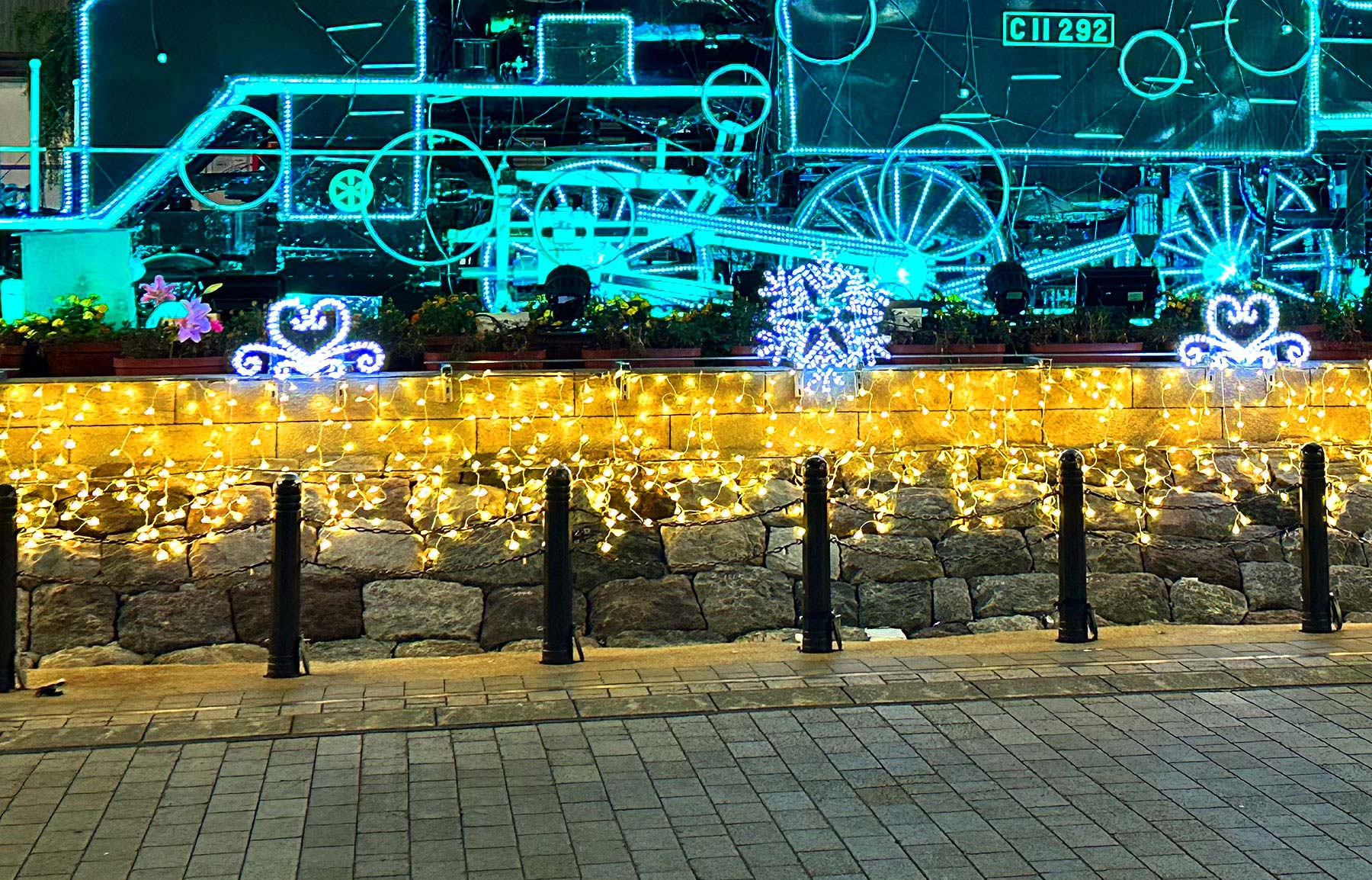 SL機関車が華やかに輝く！ 「新橋イルミネーション」開催中 - イルミラボ