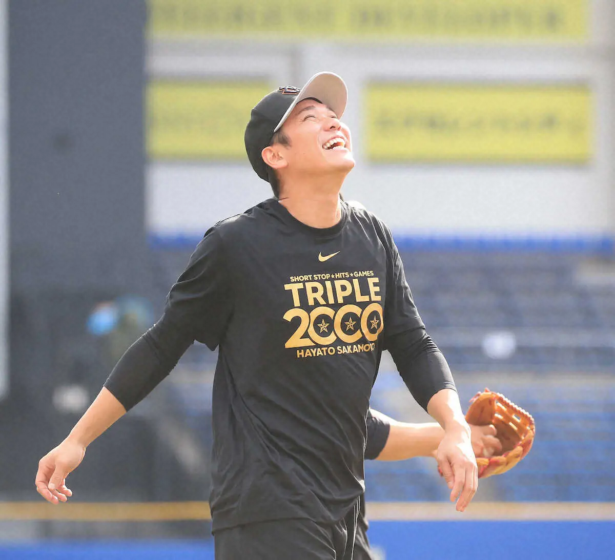 巨人・坂本勇人「トリプル2000」Tシャツ全選手が着て試合前練習 盟友