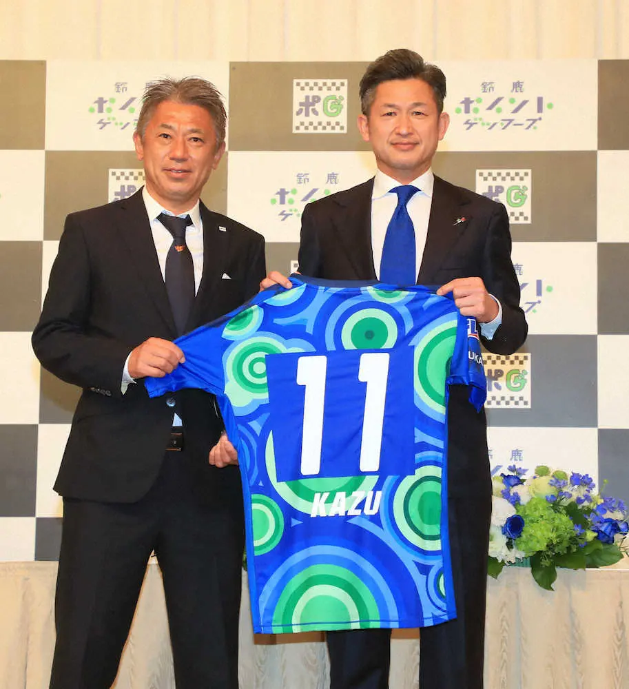 鈴鹿ポイントゲッターズへの入団会見を終え記念撮影に納まる三浦泰年