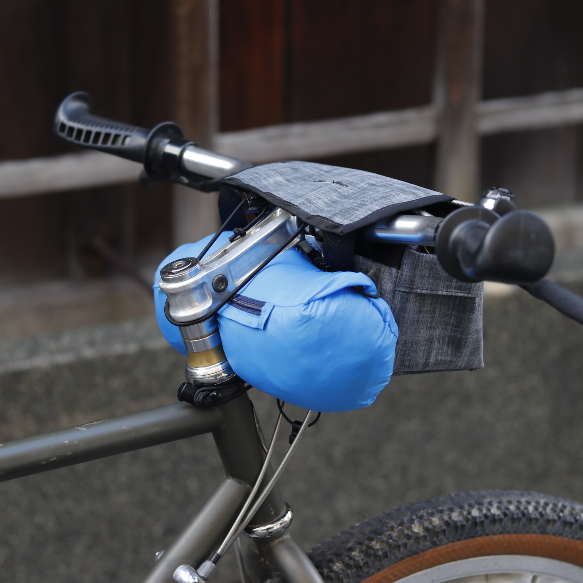 BLOG 前に垂れない＆片手でイージーアクセス。ロードバイクにも似合う