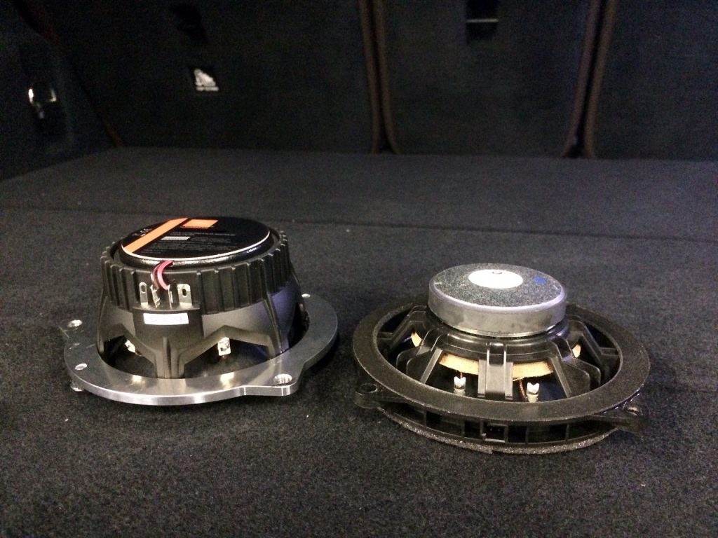普段は見えないBMWのスピーカーの裏側。純正スピーカーとSSSスピーカー