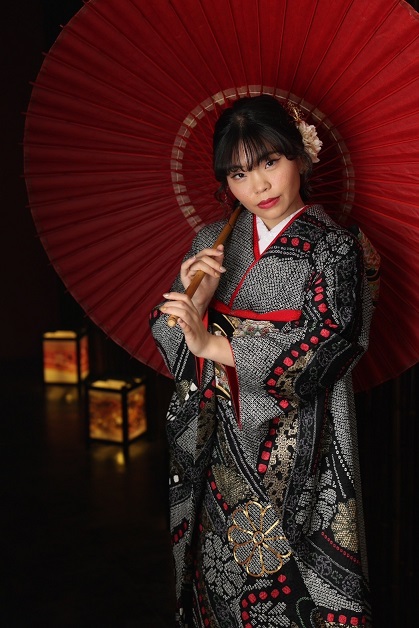 黒の総絞りに差し色は赤！豪華な振袖姿♡【名古屋市緑区】｜豊明店