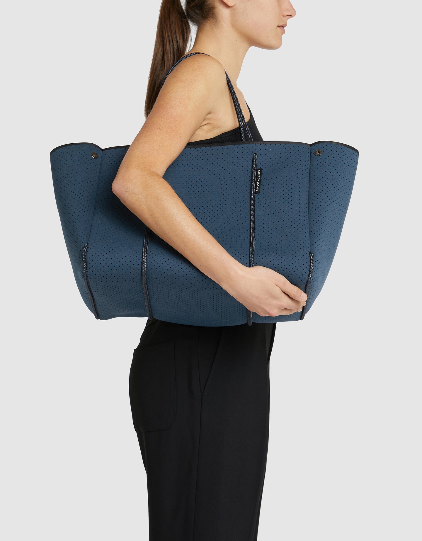 Escape™ tote in midnight – State of Escape