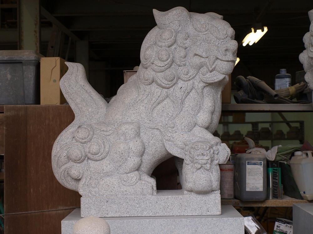 狛犬 子付玉付の製品案内愛知県岡崎市の石灯篭・水鉢蹲など石材製品の