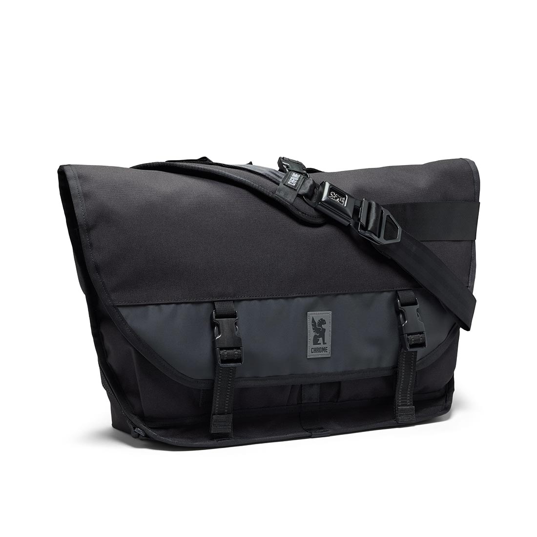 Chrome Citizen 24L Messenger Bag - Black - Supereight