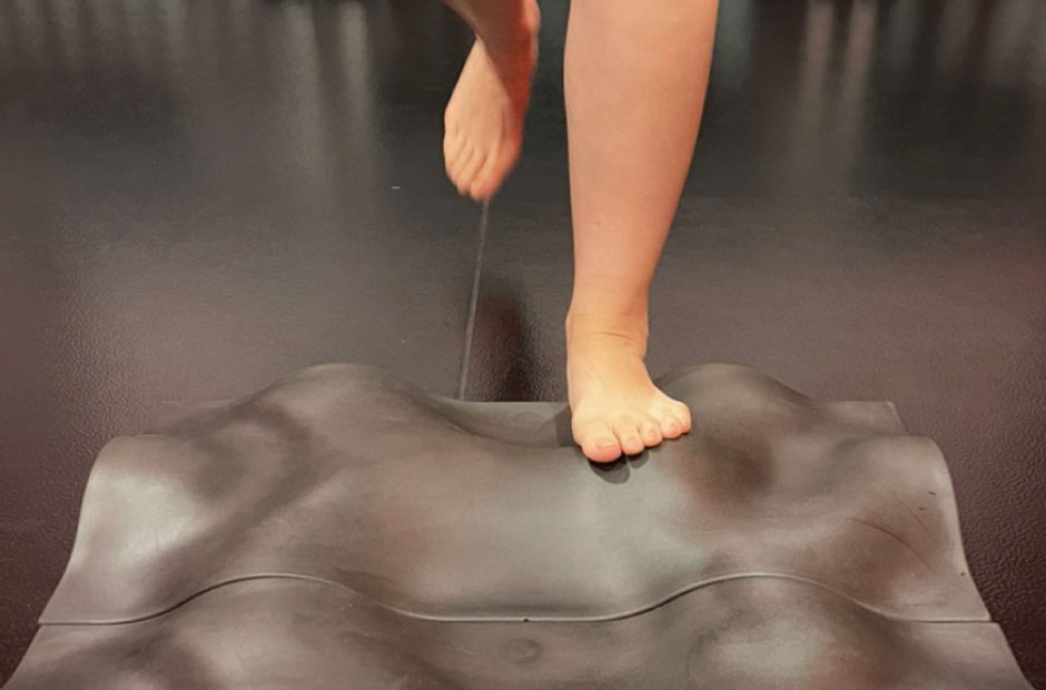 ADAPBASE-アダプベース-|踏むだけで改善されるエクササイズツール