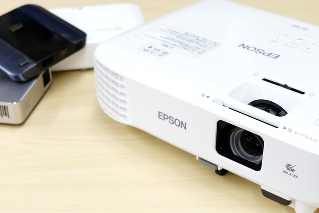 家で観る”ならやっぱりホームプロジェクター！ エプソン「EB-W05」を手