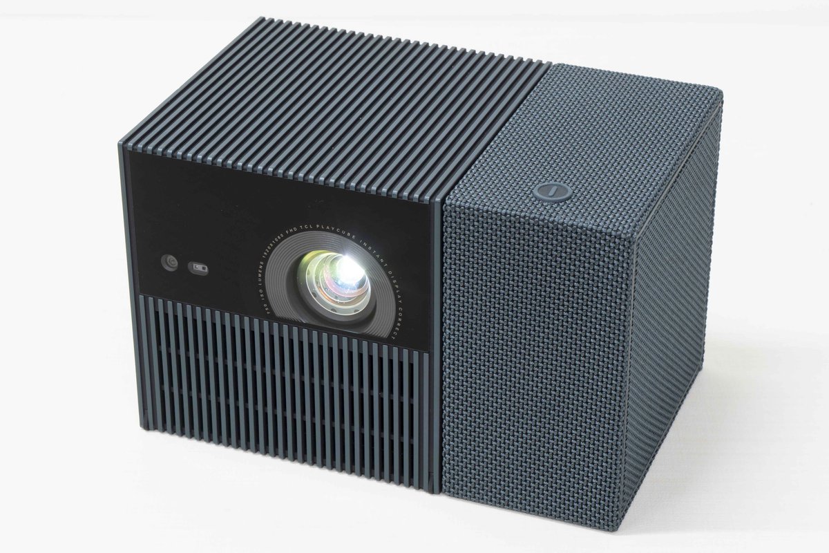 推せる！」キューブデザインと映像美。TCLのポータブルプロジェクター