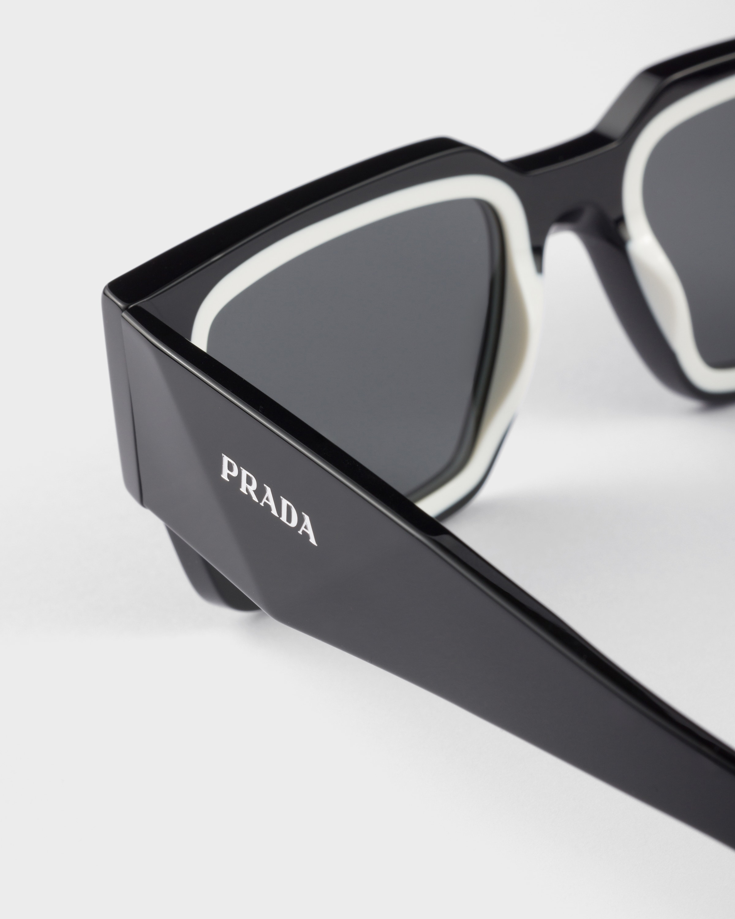 スレートグレーレンズ プラダ シンボル サングラス | PRADA