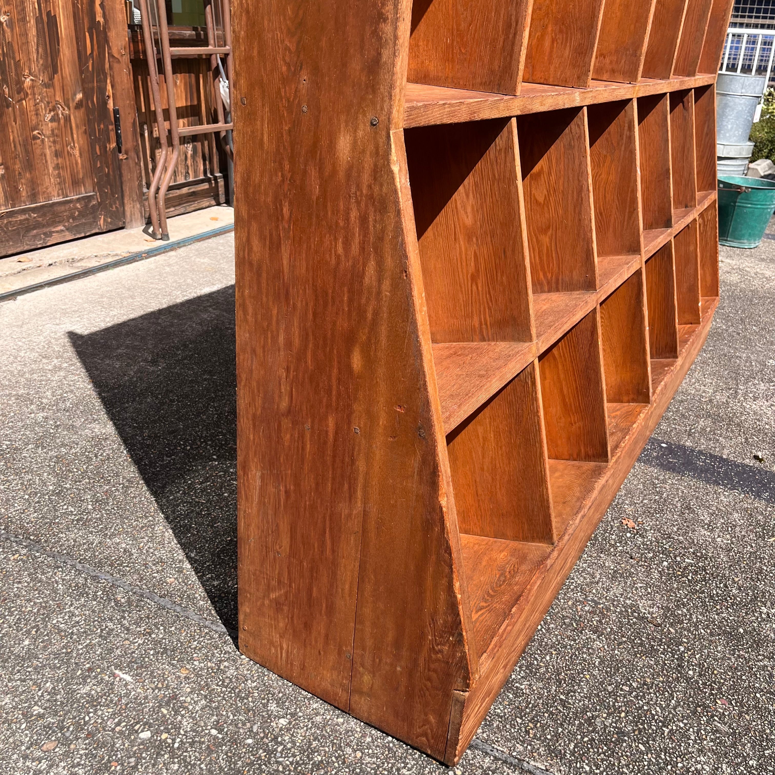 古い30マスのラック キャビネット 本棚 ヴィンテージ 中古 大きい