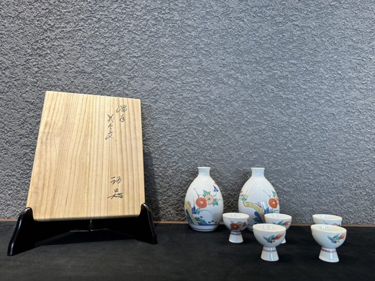 十三代 酒井田 柿右衛門作 『濁手 菊鳥文 酒器揃』 ｜骨董品買取 緑和堂