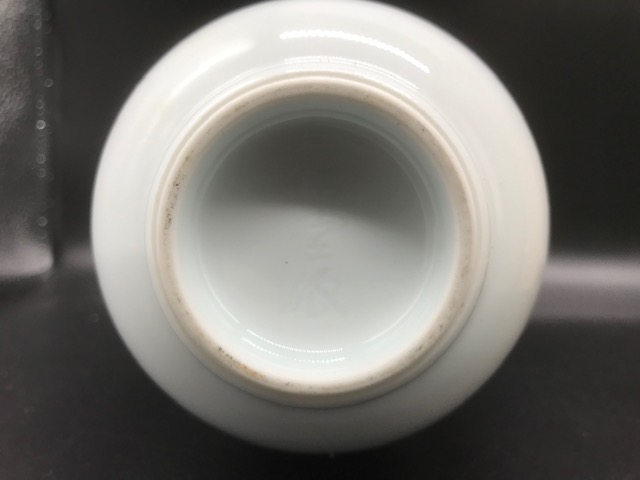 井上萬二作 白磁竹彫文 小花瓶をお買取り ｜骨董品買取 緑和堂