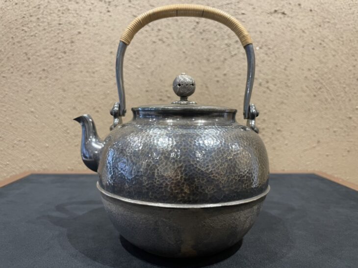 純銀製 玉石摘 鎚目紋 湯沸 銀瓶 煎茶道具 純銀製 玉石摘 鎚目紋 湯沸