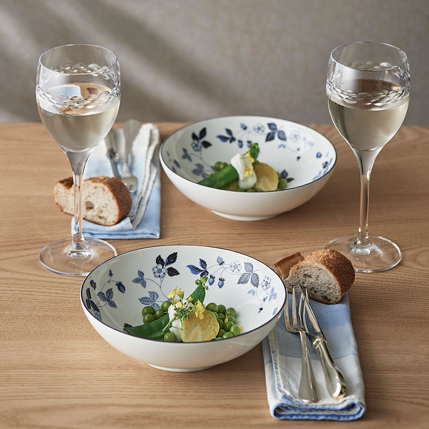 ストロベリー インクブルー ボウル 18cm ペア|WEDGWOOD公式オンライン