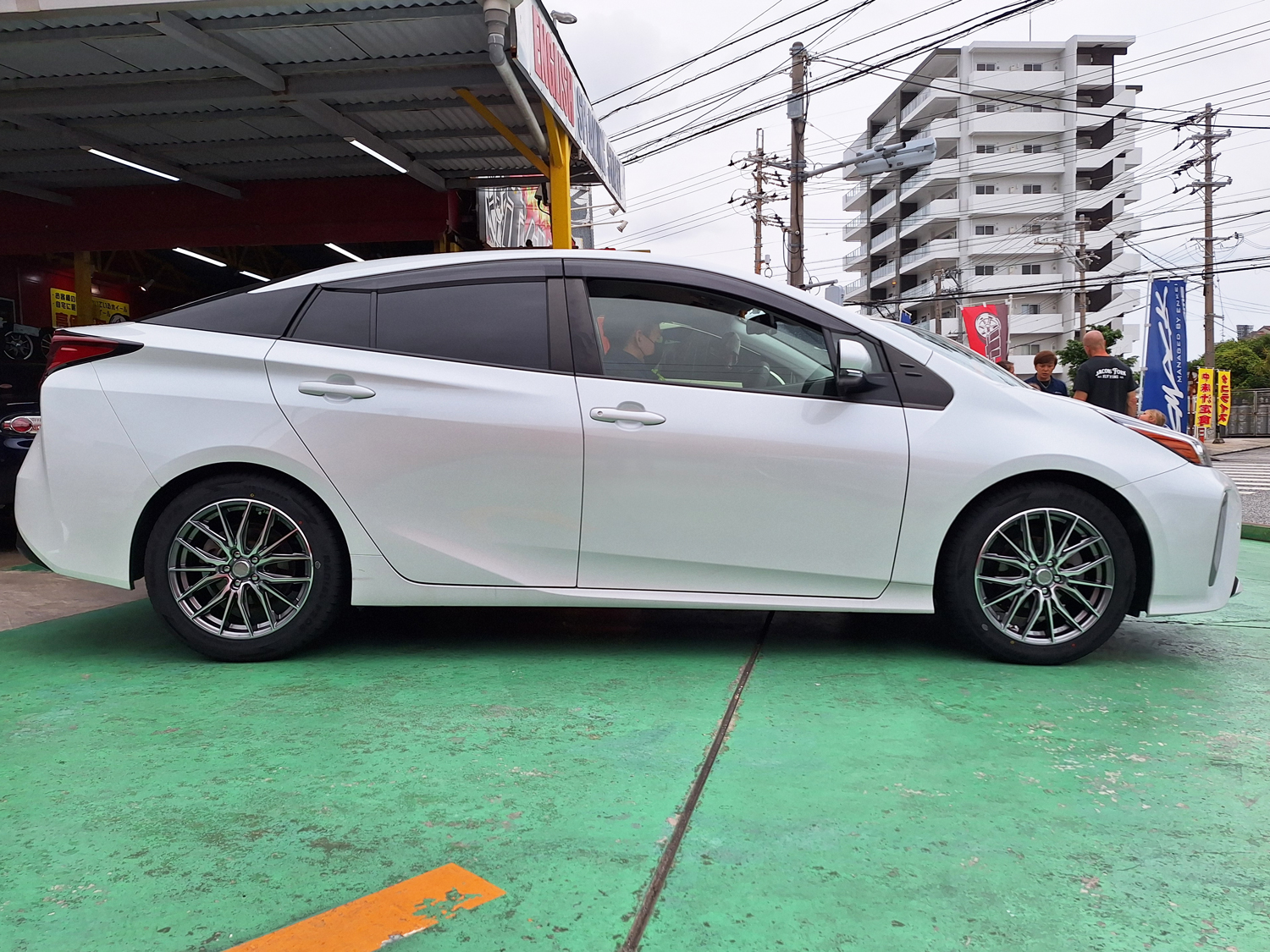 トヨタ プリウス Precious AST M4 17×7J MINERVA 215/50R17｜ホイール