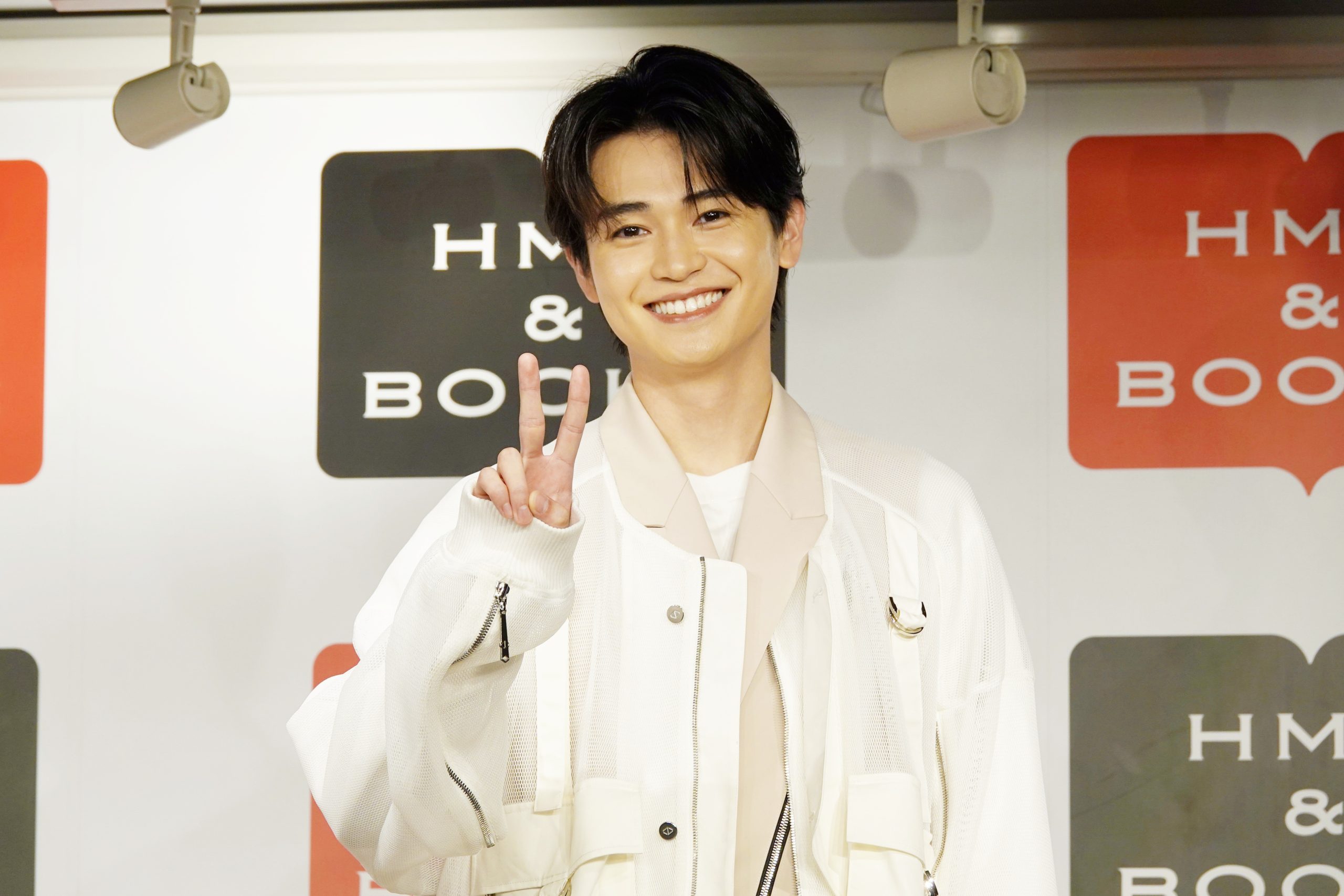 西垣匠 パーソナルブック「SHO TIME」発売記念囲み取材に登壇！ | 東宝芸能