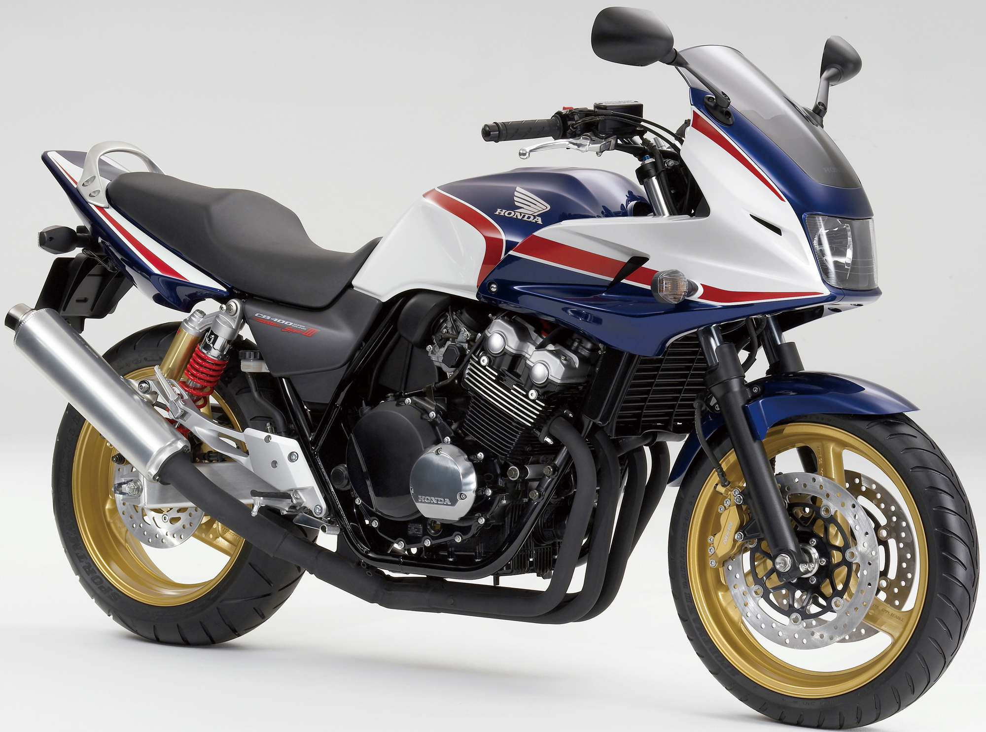 2005年に登場したCB400SBはカウル装備で高速走行時の快適性を追求。全