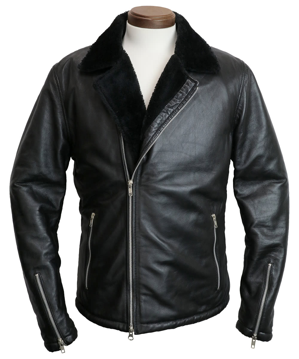 普段着感覚でもバイク用として活躍してくれるラムレザージャケット