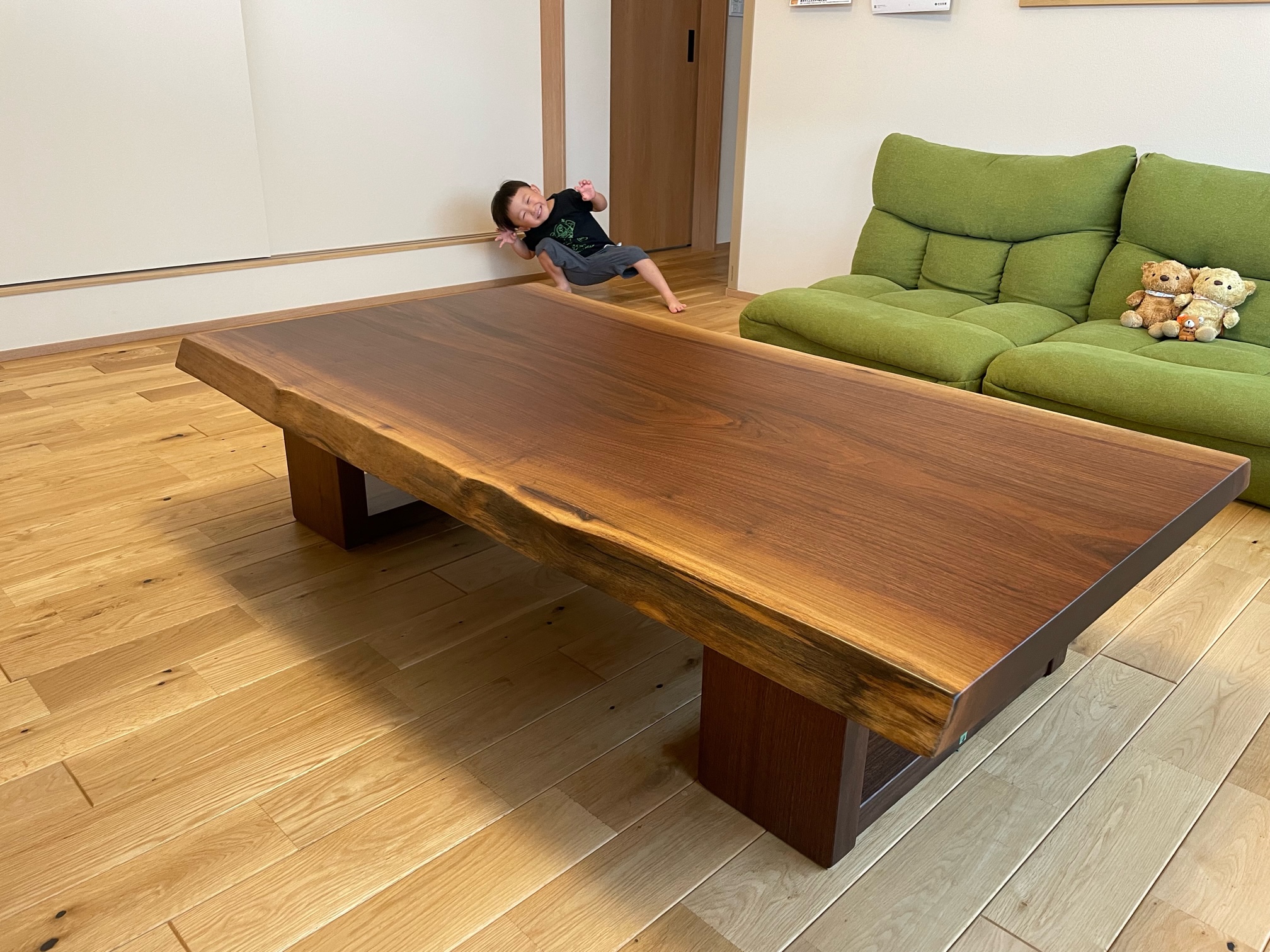 一枚板座卓 ウォールナット』 | 天然木家具 納入実例紹介 | 天然木の一