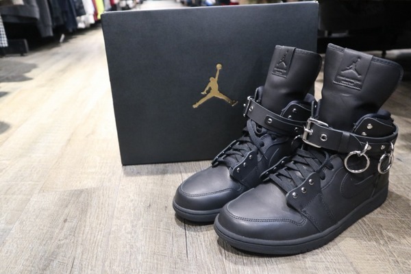 話題のコラボCOMME des GARCONS HOMME PLUS x NIKE AIR JORDAN 1 RETRO