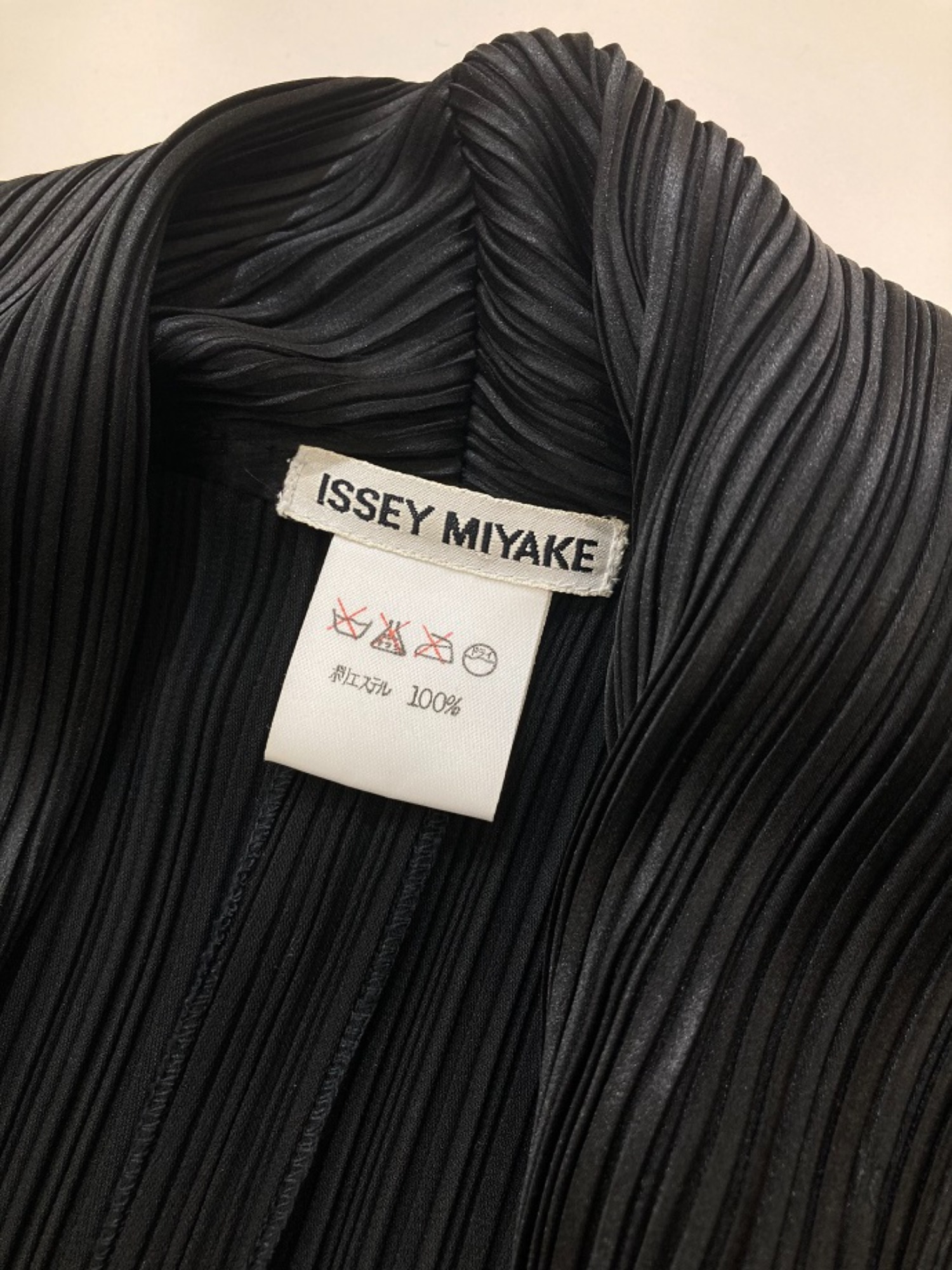 ISSEY MIYAKE】プリーツショールカラージャケット[2024.10.26発行